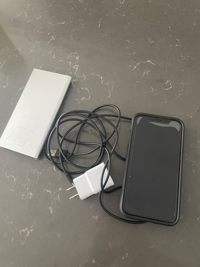 iPhone XR and Portable Charger in Cell Phones in City of Toronto - Image 2