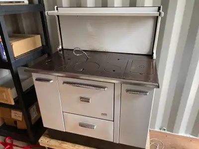 Complete and operation. Clean and in good shape despite it's age. Has been in a family cabin since t...