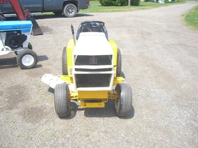 Tracteur à gazon Cub Cadet 1978 in Lawnmowers & Leaf Blowers in Thetford Mines - Image 3