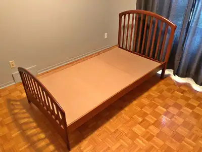 Lit simple en bois, avec matelas, View more