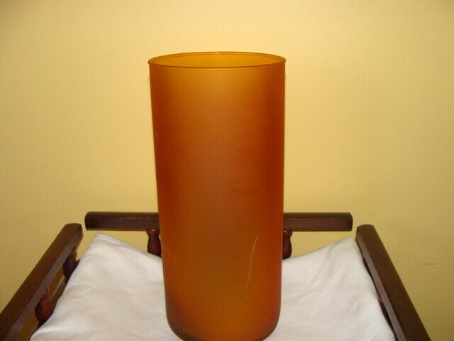 Vase en verre, de couleur ambar, dans Art et objets de collection  à Laval/Rive Nord