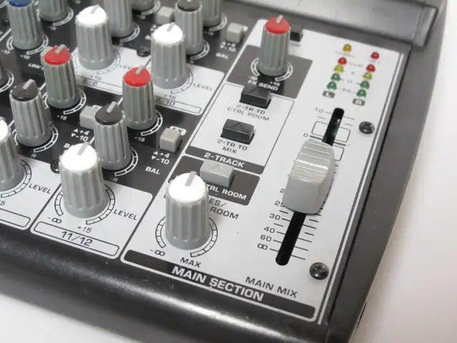 Exc.cond Behringer XENYX 1202 12 channel mixer MISSING ADAPTER in Pro Audio & Recording Equipment in City of Toronto - Image 3