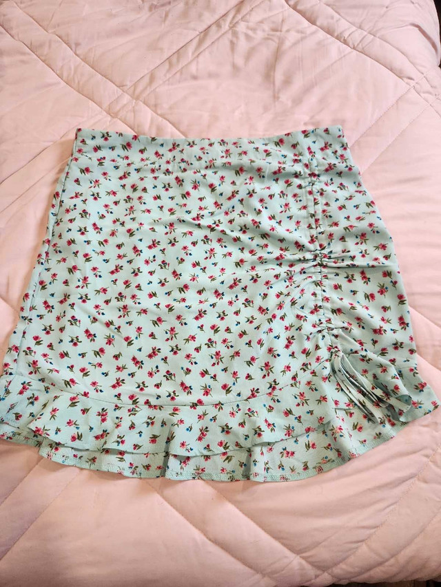 Floral mini skirt size - XL  in Women's - Dresses & Skirts in Cape Breton - Image 2