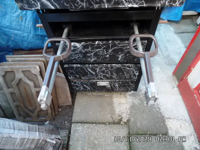 MASSAGE OR EXAM OR TATTOO BED TABLE in Health & Special Needs in Chilliwack - Image 2