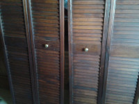 Wooden Bi-Fold Louvered Closet Door