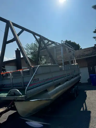 Ponton Princecraft bien entretenu, très stable et parfait pour la pêche ou les sorties en famille. É...