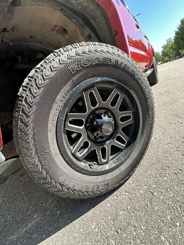 2009 Toyota Tacoma SR5 Manual Transmission in Cars & Trucks in Calgary - Image 2