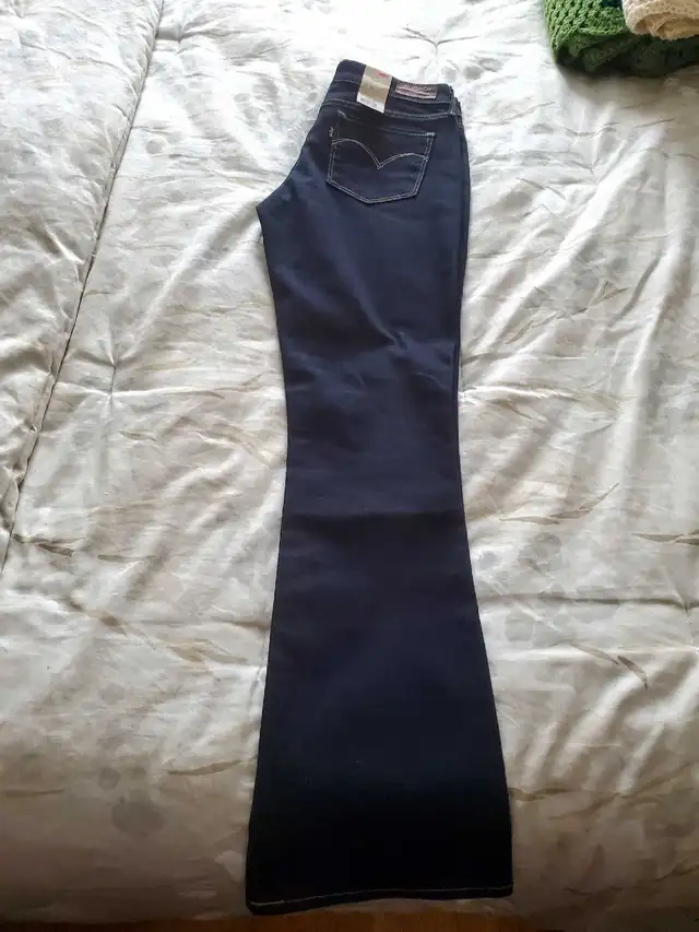 2 women levis jeans in Women's - Bottoms in Mississauga / Peel Region - Image 4