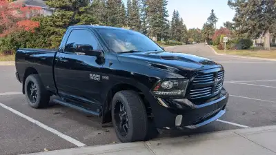 2014 Dodge Ram 4x4 Regular cab 2 seats full center console Hard tonneau cover 165,000km