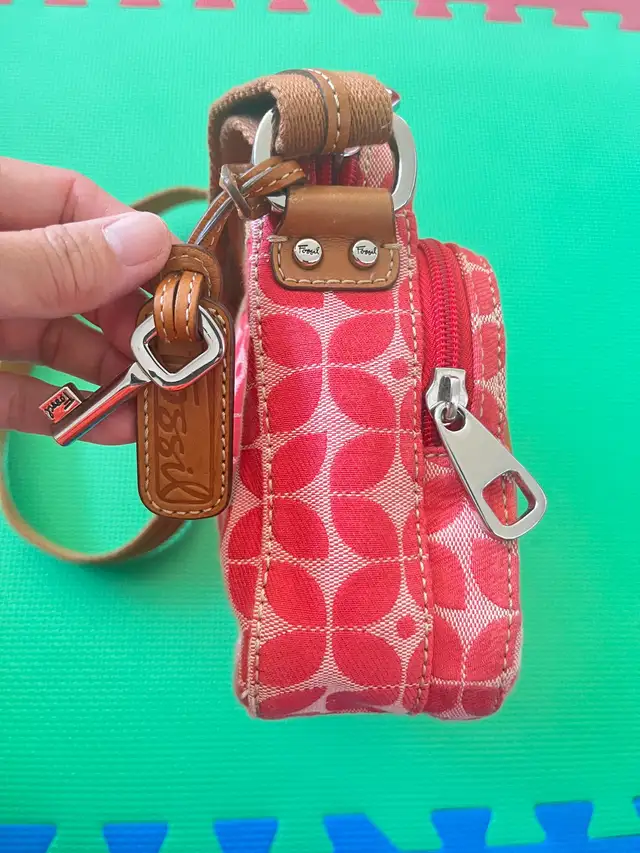 Woman’s Red Fossil Handbag  in Women's - Bags & Wallets in City of Toronto - Image 7