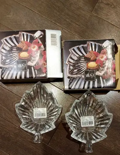 Mikasa vintage candy dish. Shape of a leaf. New in box. Each $10. Chaque 10$.