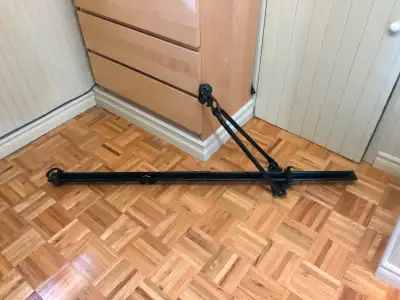 Support à vélo de marque Thule pour toiture avec barrures. S'installe avec des barres transversales...