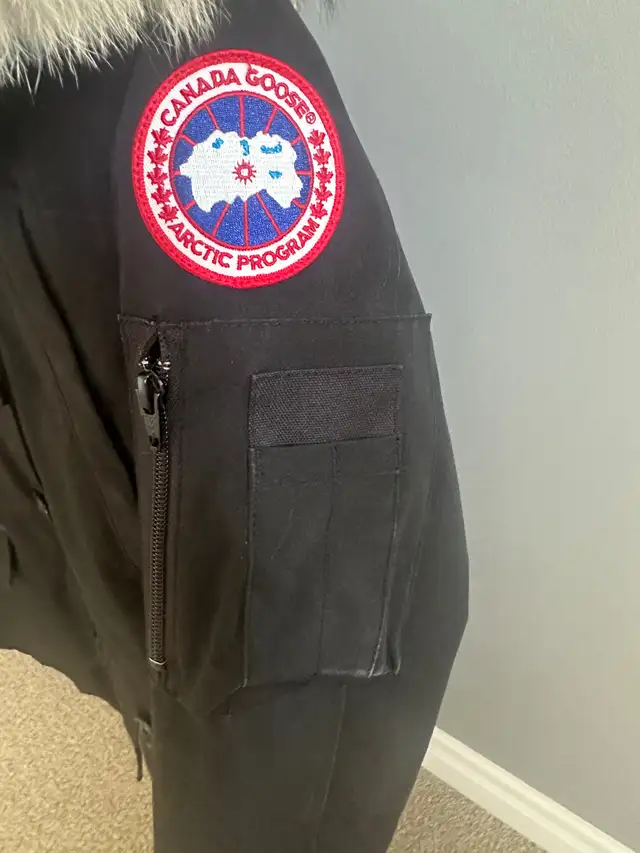 Canada Goose jacket size XS in Women's - Tops & Outerwear in Ottawa - Image 4
