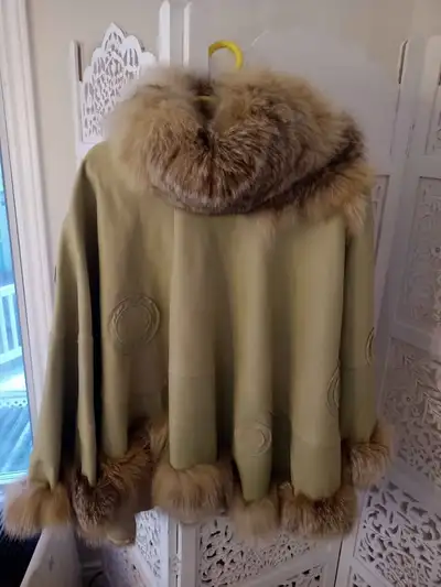 Superbe cape en fourrure de loup et cuir, View more