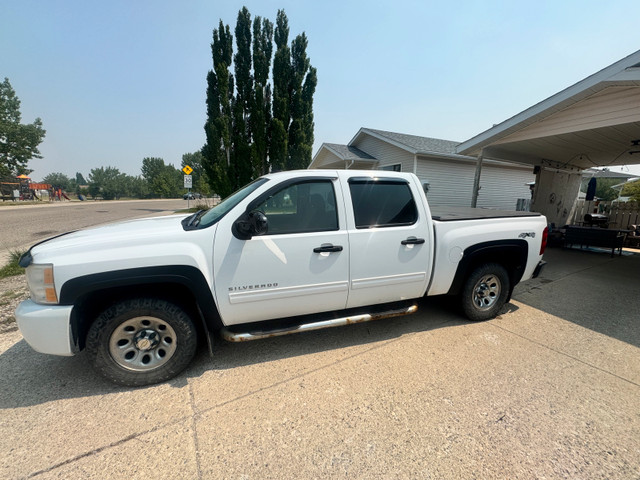 2011 chev Silverado  in Cars & Trucks in Lethbridge - Image 2
