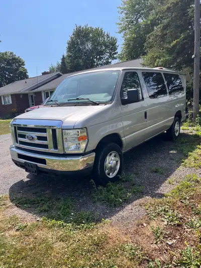 2010 Ford E-350 XLT Super Duty Asking $5800 As Is 5.4L V8 Engine - Gas 274,604 KM’s 11 passenger (dr...
