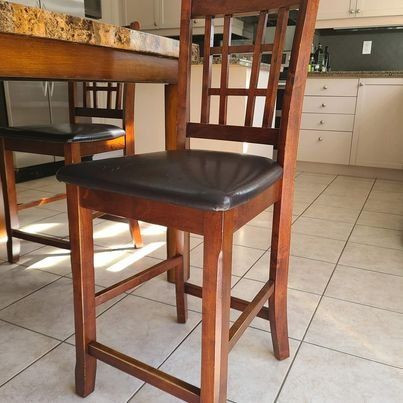 Bar height dining table and 4 chairs in Dining Tables & Sets in Markham / York Region - Image 2