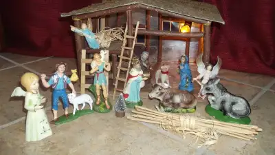 Crèche de Noël et figurines, View more