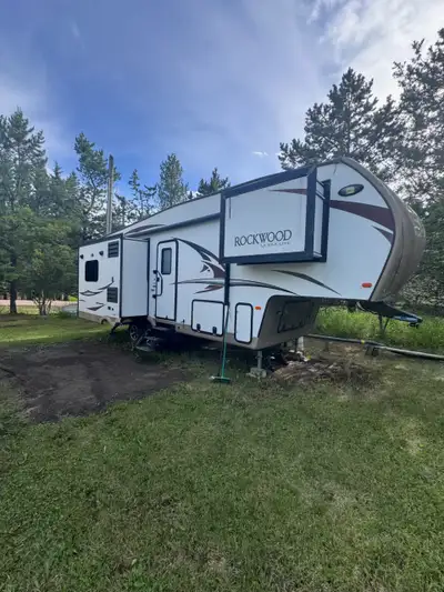 2019 Rockwood Forest River Ultra-Lite 2650WS for sale. Half ton towable! This camper is in great con...