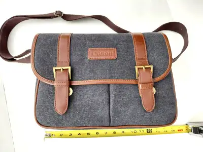Canon 1000SR Premium Gadget Camera Bag Like New Cond, View more