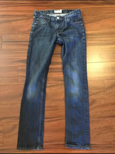 Excellent condition! Straight leg, zip fly. Medium wash blue denim. Pickup in Oshawa - Harmony/Rossl...