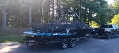 Super bateau de marque Axis A22 2012 a vendre avec très peu d'heures, achèter et mise au point fait...