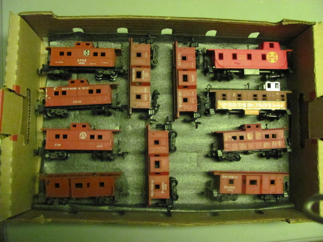 Ho train cars : a old collection of caboose's in Hobbies & Crafts in Richmond