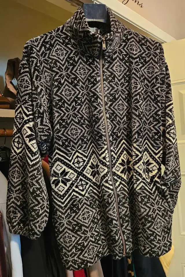 Women's Black and White Fleece Jacket in Women's - Tops & Outerwear in Edmonton - Image 6