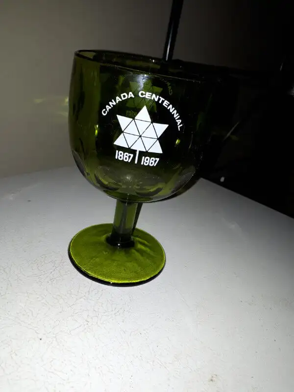 Centennial Green Glass Goblet 1867 - 1967 Quebec Fleur de Leaf in Arts & Collectibles in City of Montréal - Image 5