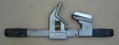 Nice Snap On thread chasing tool. Handy when you have to repair damaged threads on a pipe of shaft....
