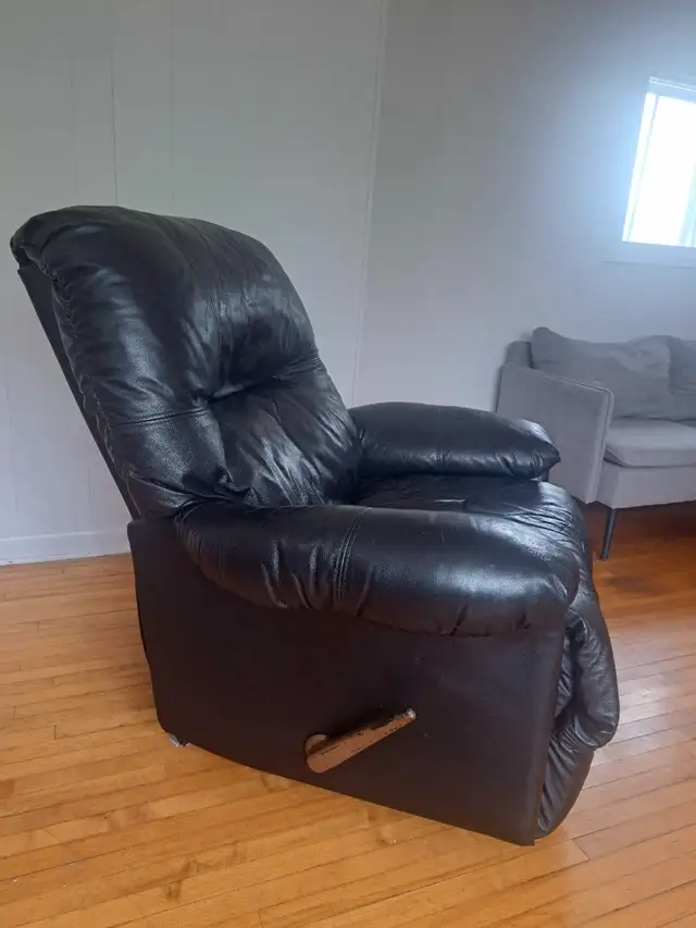 Leather Recliner in Chairs & Recliners in Kingston - Image 3