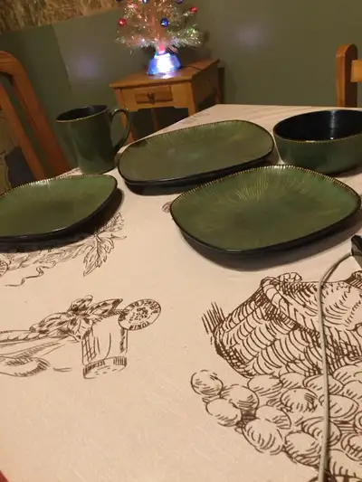 Set de vaisselle pour une personne,comprend Une grande assiette,2 petites assiettes ,une bol et une...