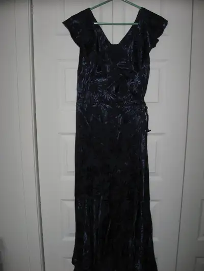 Jolie robe bleu marine en tissu satiné à motifs. Taille ajustable (cordon à nouer). Doublure à la pa...