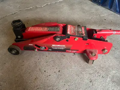 In great working condition. Ton capacity: 2.5 ton. Lift Range: 5.5”-15.25”. Can arrange pick up at D...