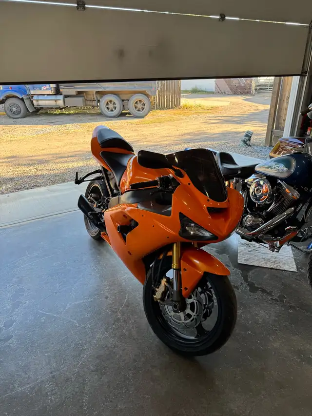 2004 Kawasaki zx6R (636) in Sport Bikes in Medicine Hat - Image 2