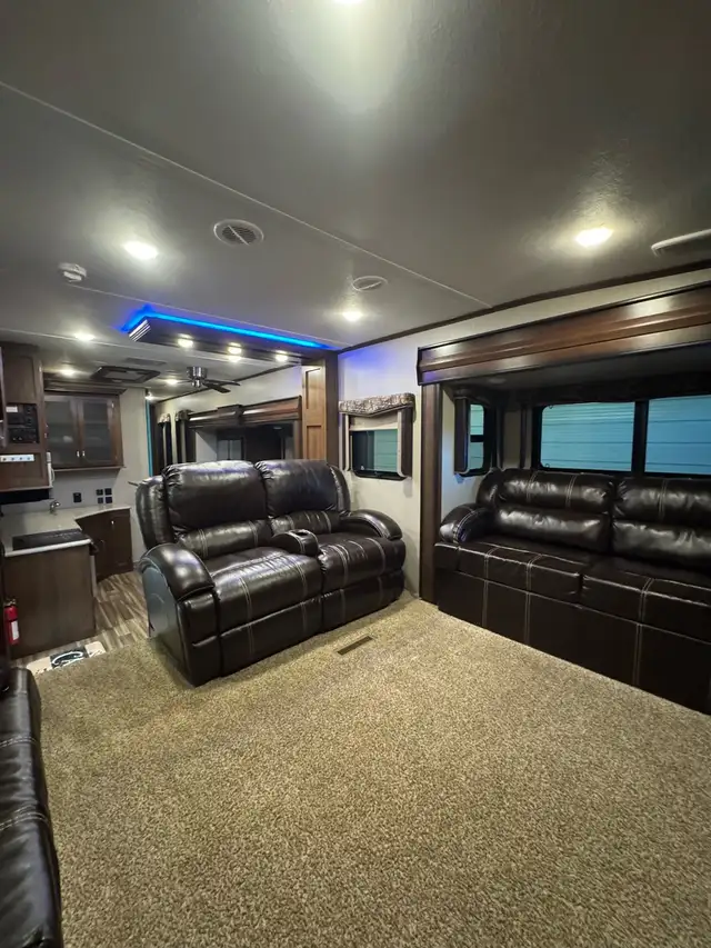 Montana 380th in RVs & Motorhomes in Grande Prairie - Image 7