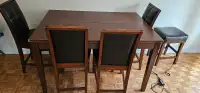 Grande table bistro avec 4 chaises (hautes)