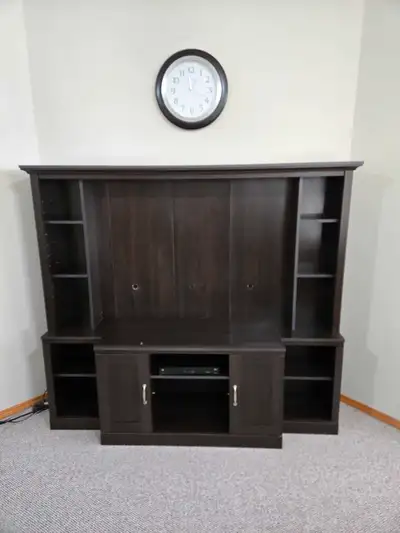 Great condition Smoke and pet free home Dark brown colour 72" tall × 62" wide x 17" deep Photo shown...