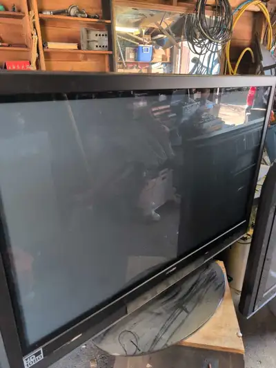Looking to sell my used Hitachi TV. It's a great TV with a clear picture and has served me well. Spe...