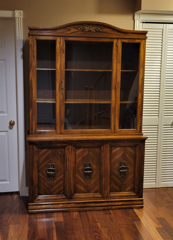 Vintage 2-Piece Buffet and Display Hutch -- Brown Walnut Wood in Hutches & Display Cabinets in Oakville / Halton Region - Image 2