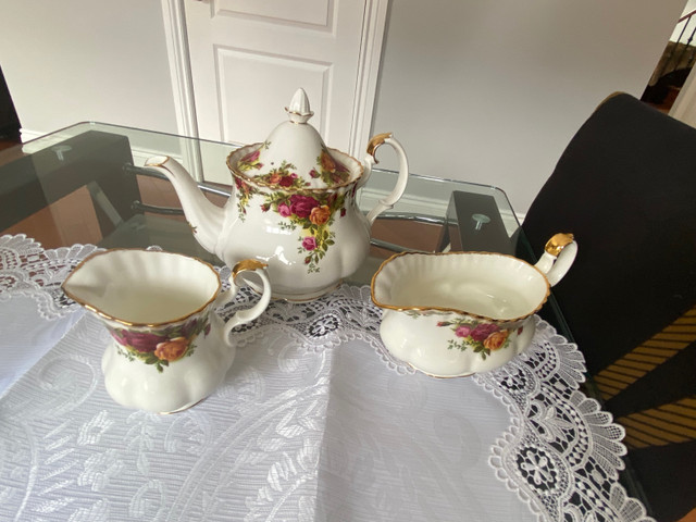 1962 Royal Albert Old Country Rose  Tea set in Arts & Collectibles in Markham / York Region