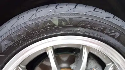 Pneus d'été super performants, usés de seulement 1800km, Yokohama Advan Fleva 701, 195-50-15 utilisé...