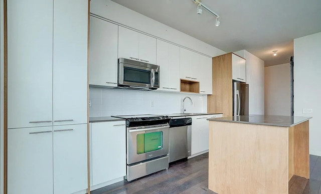 One plus den, you can use as a second room. Close to high way in Room Rentals & Roommates in Mississauga / Peel Region - Image 4