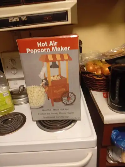 Get ready for a healthy snack with this Dolce hot air popcorn maker featuring a traditional cart des...