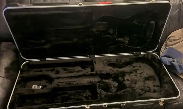 music man ebmm hard case for Cutlass guitar in Guitars in Barrie - Image 3