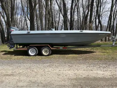 Bonjour je met en vente mon bateau de type console centrale d’une longueur de 22 pieds muni d’un mot...