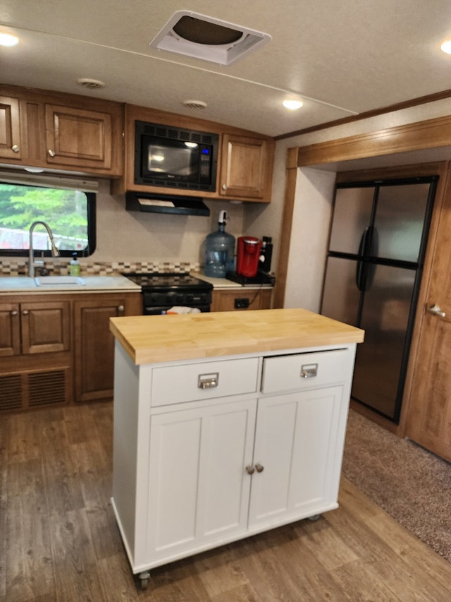 Camper on leased lot at Nobles Point in Candle Lake! Travel Trailers