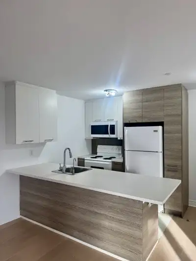 Studio à louer – Laval | 6e étage | 1 850 $ / mois ✨ Caractéristiques • Non-meublé • Électroménagers...