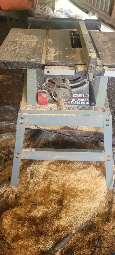 10 inch Delta Table Saw Works fine, handed down a bigger saw