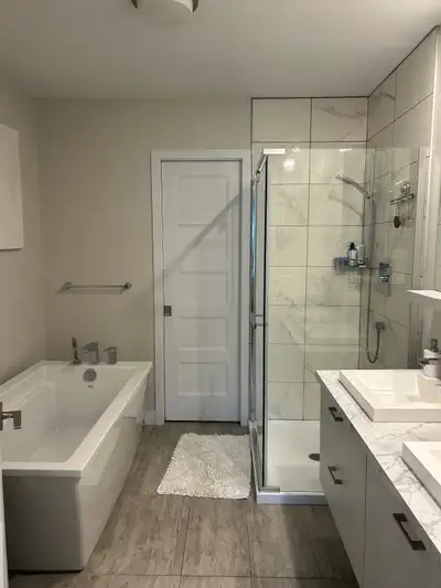 Condo 4 1/2 LOCATION Cité golf des lacs Superficie du logement : 1200 pieds carrés. Unité de coin av...